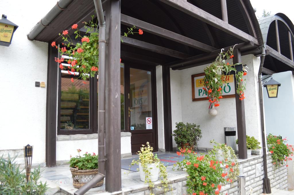 Muskatli Panzio Bed & Breakfast Gyor Ngoại thất bức ảnh