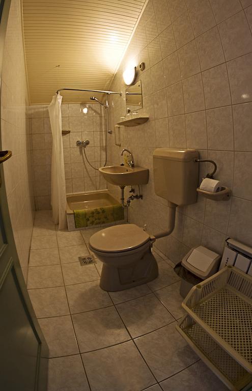 Muskatli Panzio Bed & Breakfast Gyor Phòng bức ảnh