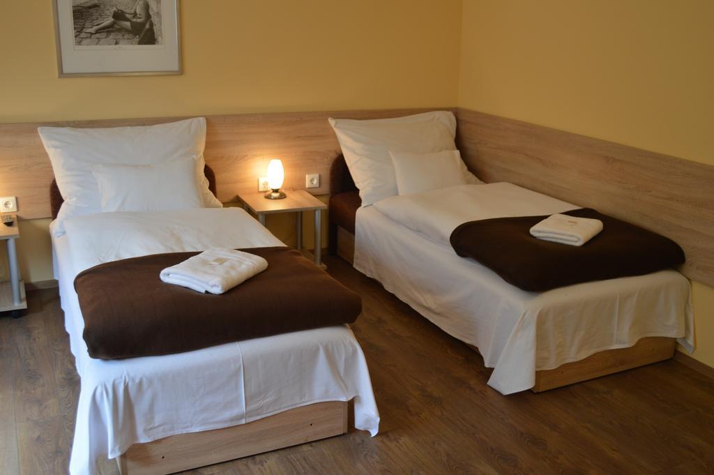 Muskatli Panzio Bed & Breakfast Gyor Phòng bức ảnh